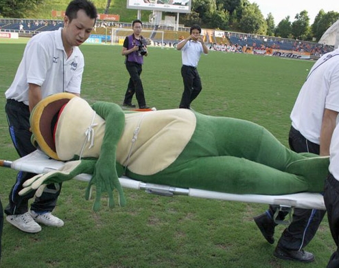 愛媛の準マスコットキャラ カエルの一平くんが熱中症で倒れ担架で運ばれる ナンテ W コッタイ